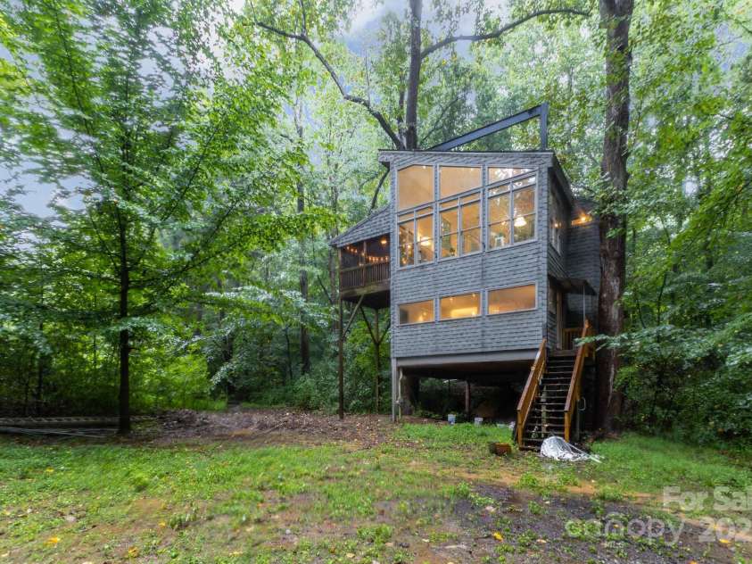 7600 Cedarbrook Drive, Charlotte, NC 28215.  MLS# CAR4289327, YatesRealty ID 34521. 