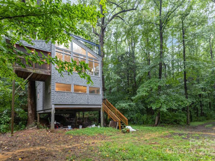 7600 Cedarbrook Drive, Charlotte, NC 28215.  MLS# CAR4289327, YatesRealty ID 34521. 
