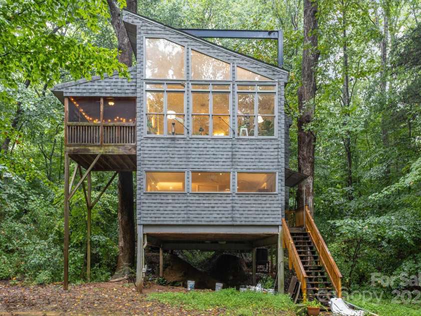 7600 Cedarbrook Drive, Charlotte, NC 28215.  MLS# CAR4289327, YatesRealty ID 34521. 