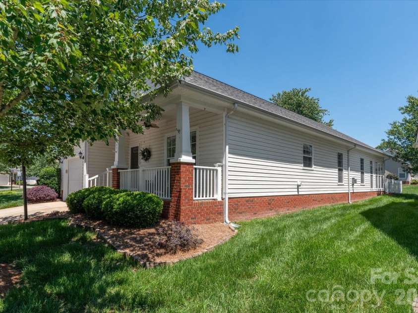1047 Curry Way, Matthews, NC 28104.  MLS# CAR4388516, YatesRealty ID 34524. 