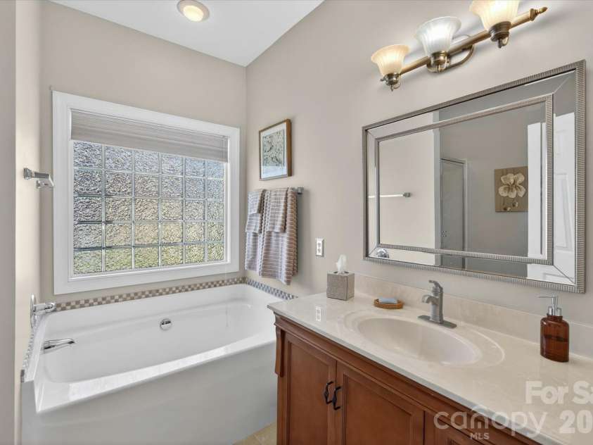 1047 Curry Way, Matthews, NC 28104.  MLS# CAR4388516, YatesRealty ID 34524. 