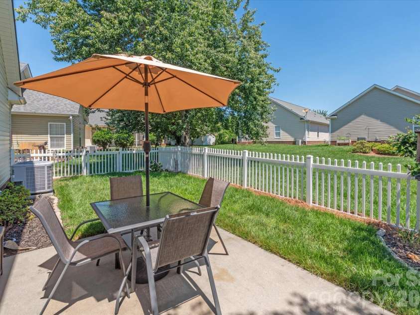 1047 Curry Way, Matthews, NC 28104.  MLS# CAR4388516, YatesRealty ID 34524. 