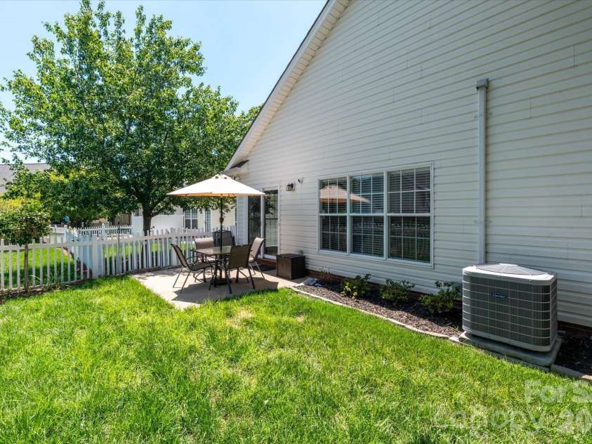 1047 Curry Way, Matthews, NC 28104.  MLS# CAR4388516, YatesRealty ID 34524. 