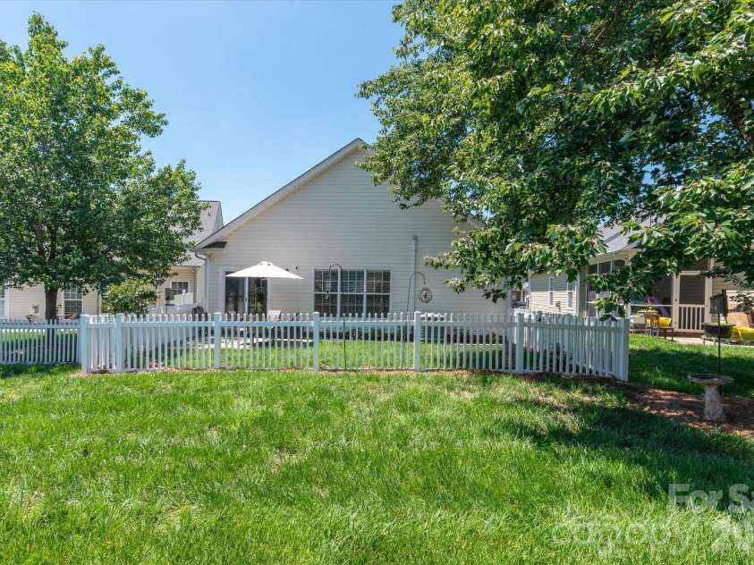 1047 Curry Way, Matthews, NC 28104.  MLS# CAR4388516, YatesRealty ID 34524. 