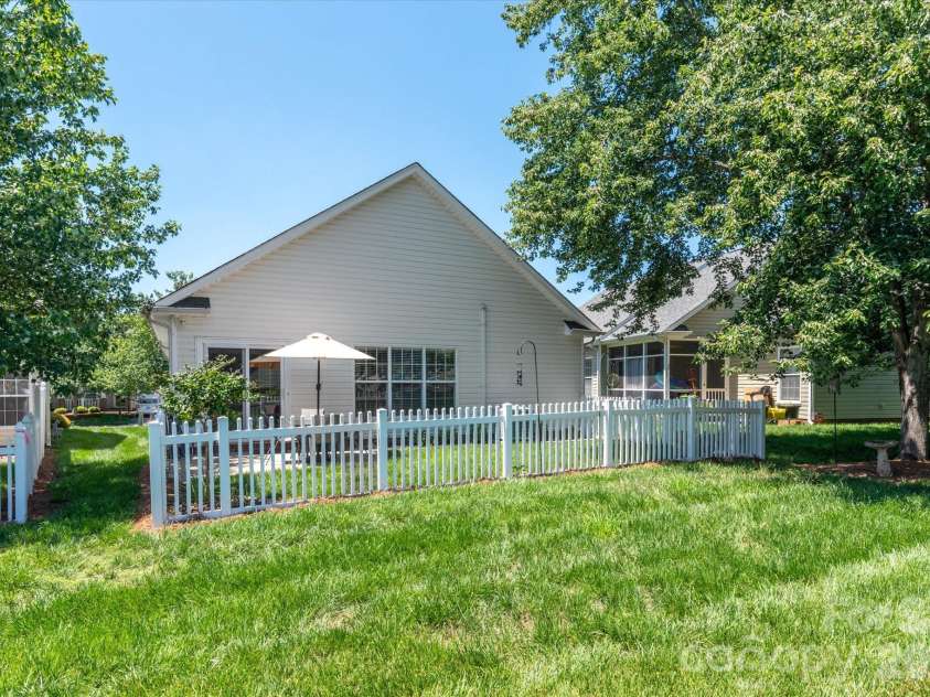 1047 Curry Way, Matthews, NC 28104.  MLS# CAR4388516, YatesRealty ID 34524. 