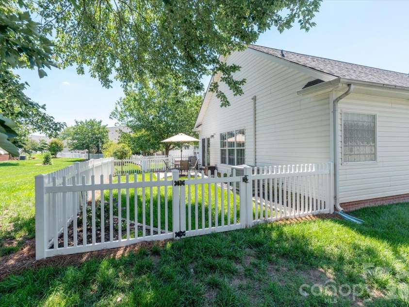1047 Curry Way, Matthews, NC 28104.  MLS# CAR4388516, YatesRealty ID 34524. 