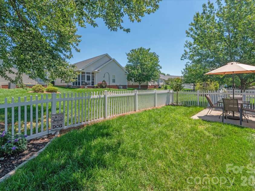 1047 Curry Way, Matthews, NC 28104.  MLS# CAR4388516, YatesRealty ID 34524. Fenced yard space