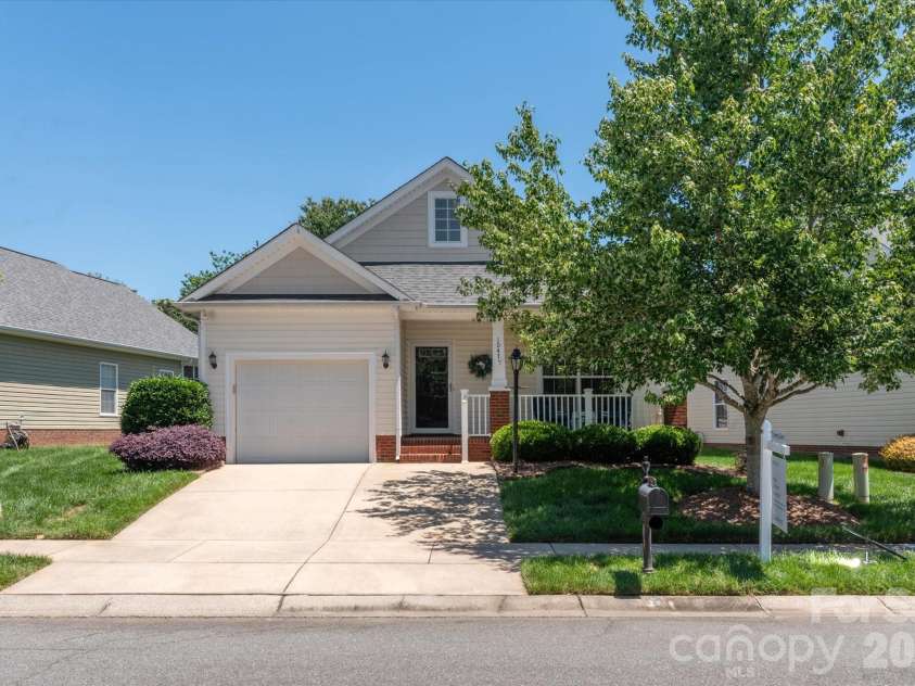 1047 Curry Way, Matthews, NC 28104.  MLS# CAR4388516, YatesRealty ID 34524. Welcome Home