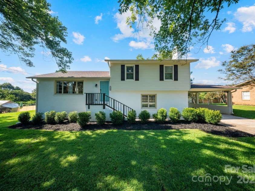 5703 Valley Field Road, Hickory, NC 28602.  MLS# CAR4287842, YatesRealty ID 34524. 