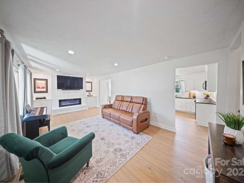 5703 Valley Field Road, Hickory, NC 28602.  MLS# CAR4287842, YatesRealty ID 34524. 