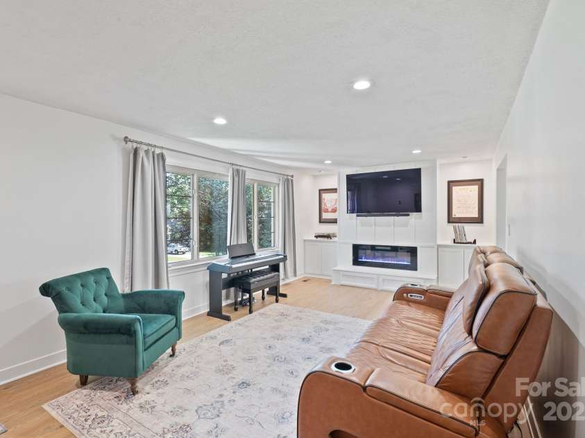 5703 Valley Field Road, Hickory, NC 28602.  MLS# CAR4287842, YatesRealty ID 34524. 