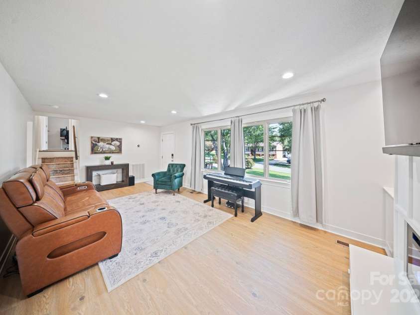 5703 Valley Field Road, Hickory, NC 28602.  MLS# CAR4287842, YatesRealty ID 34524. 