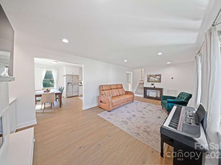 5703 Valley Field Road, Hickory, NC 28602.  MLS# CAR4287842, YatesRealty ID 34524. 