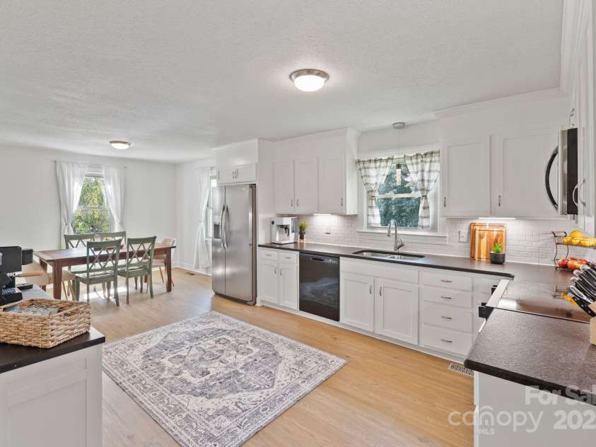 5703 Valley Field Road, Hickory, NC 28602.  MLS# CAR4287842, YatesRealty ID 34524. 