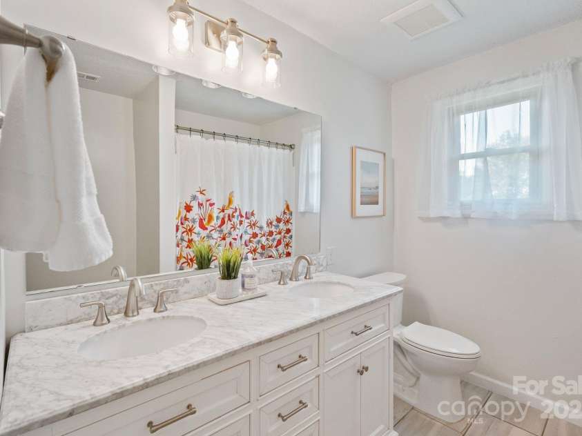 5703 Valley Field Road, Hickory, NC 28602.  MLS# CAR4287842, YatesRealty ID 34524. 