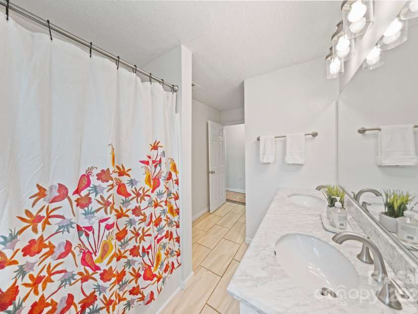 5703 Valley Field Road, Hickory, NC 28602.  MLS# CAR4287842, YatesRealty ID 34524. 