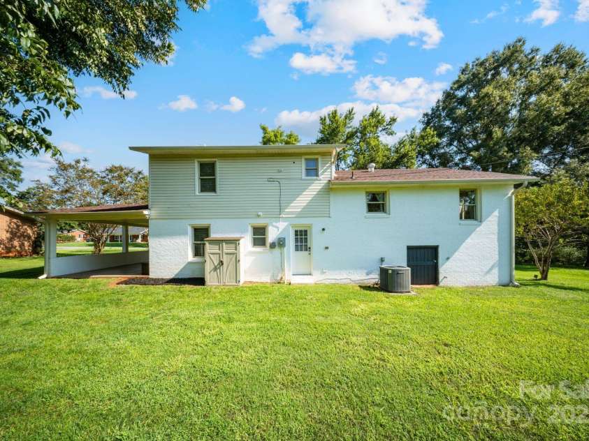 5703 Valley Field Road, Hickory, NC 28602.  MLS# CAR4287842, YatesRealty ID 34524. 