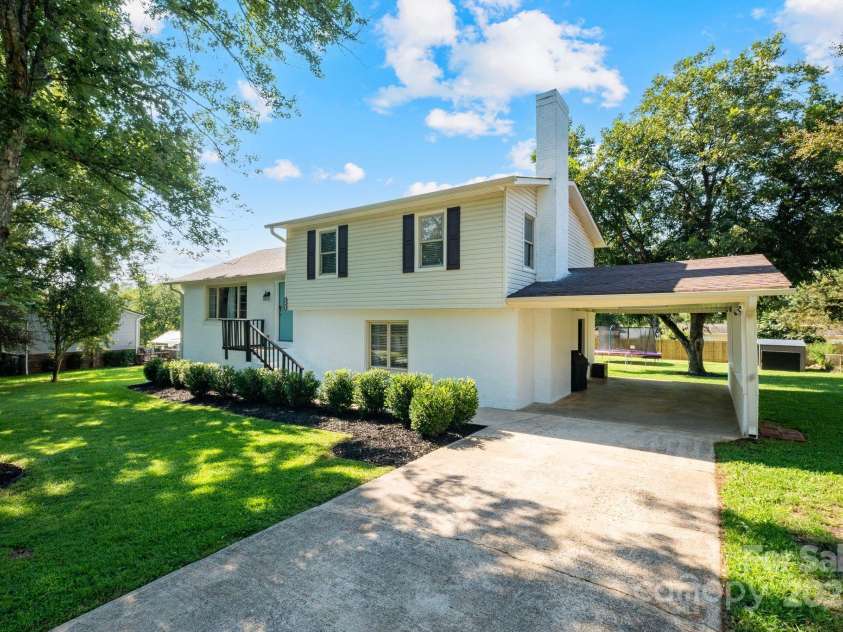 5703 Valley Field Road, Hickory, NC 28602.  MLS# CAR4287842, YatesRealty ID 34524. 