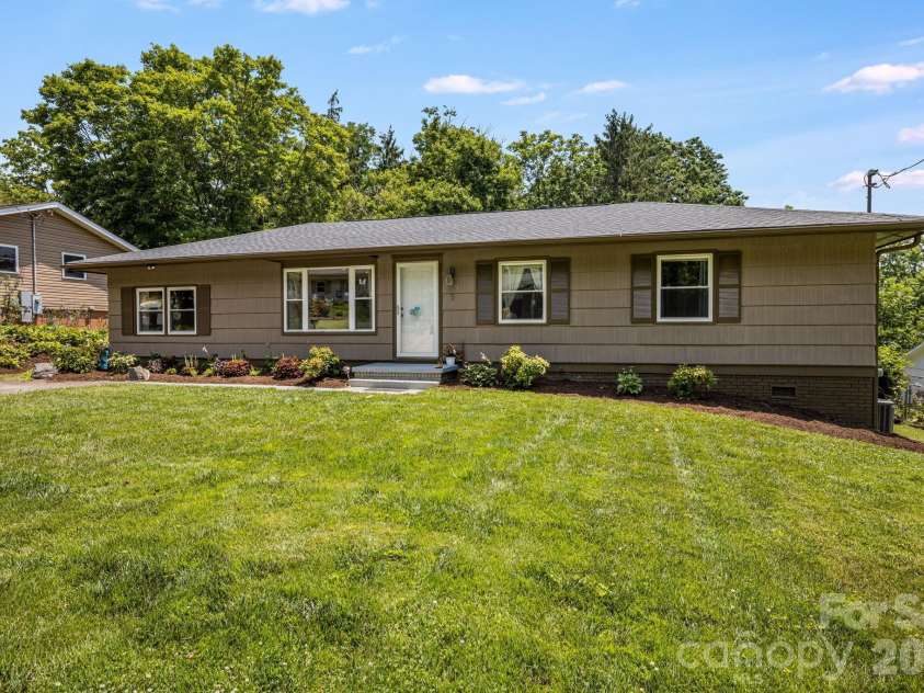 5 Hillview Road, Asheville, NC 28805.  MLS# CAR4397992, YatesRealty ID 34525. 