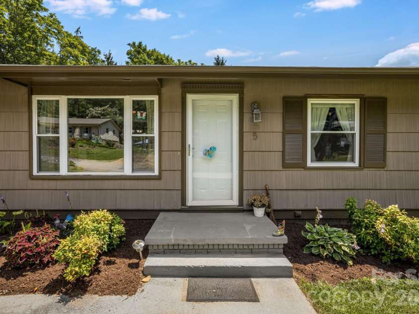 5 Hillview Road, Asheville, NC 28805.  MLS# CAR4397992, YatesRealty ID 34525. 