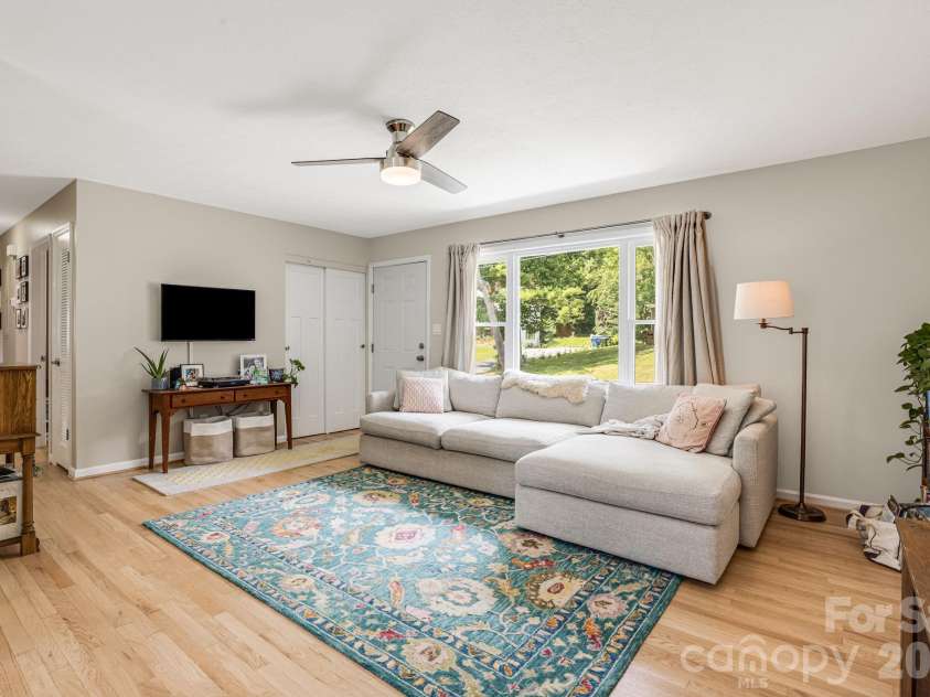 5 Hillview Road, Asheville, NC 28805.  MLS# CAR4397992, YatesRealty ID 34525. 