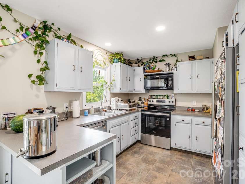 5 Hillview Road, Asheville, NC 28805.  MLS# CAR4397992, YatesRealty ID 34525. 