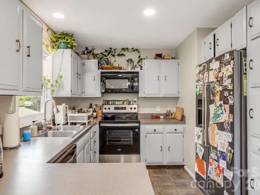 5 Hillview Road, Asheville, NC 28805.  MLS# CAR4397992, YatesRealty ID 34525. 