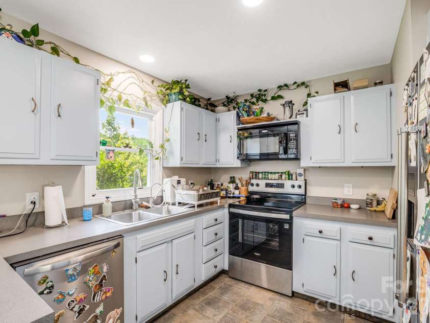 5 Hillview Road, Asheville, NC 28805.  MLS# CAR4397992, YatesRealty ID 34525. 