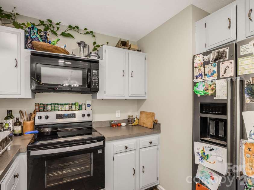 5 Hillview Road, Asheville, NC 28805.  MLS# CAR4397992, YatesRealty ID 34525. 
