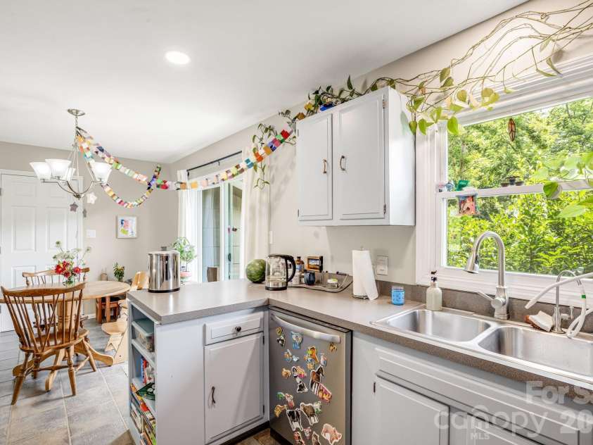 5 Hillview Road, Asheville, NC 28805.  MLS# CAR4397992, YatesRealty ID 34525. 
