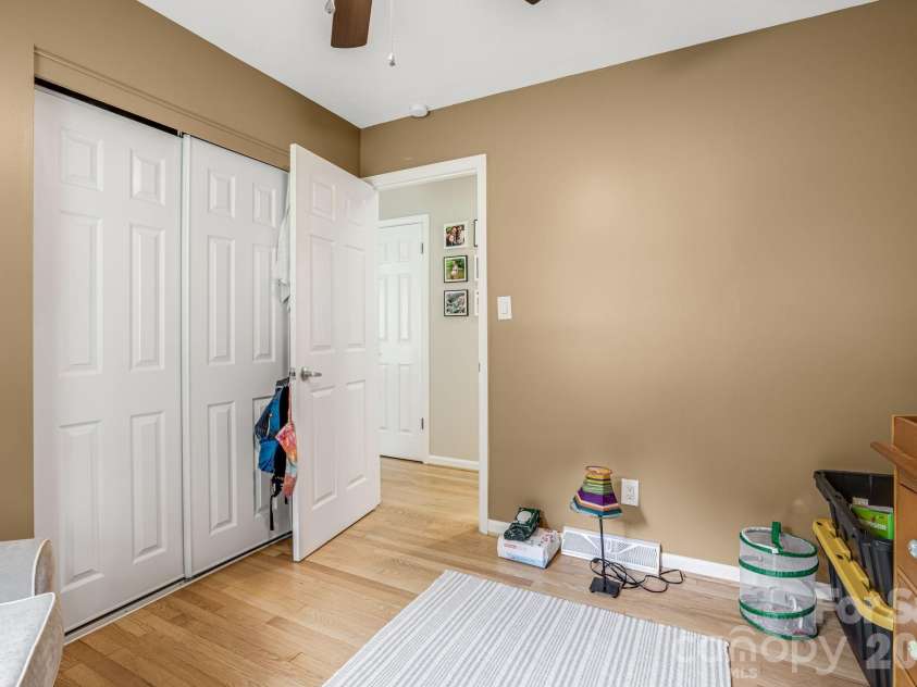 5 Hillview Road, Asheville, NC 28805.  MLS# CAR4397992, YatesRealty ID 34525. 