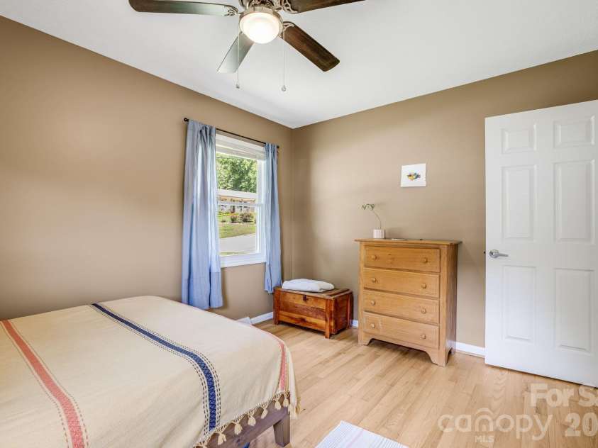 5 Hillview Road, Asheville, NC 28805.  MLS# CAR4397992, YatesRealty ID 34525. 