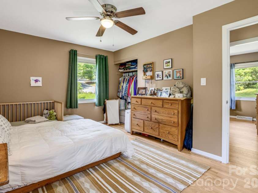 5 Hillview Road, Asheville, NC 28805.  MLS# CAR4397992, YatesRealty ID 34525. 