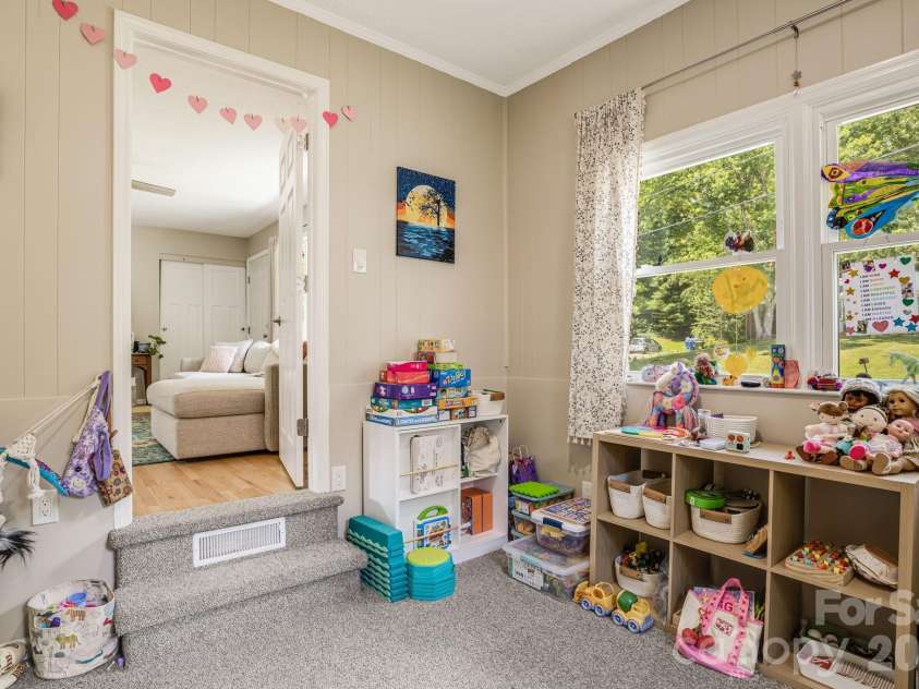5 Hillview Road, Asheville, NC 28805.  MLS# CAR4397992, YatesRealty ID 34525. 
