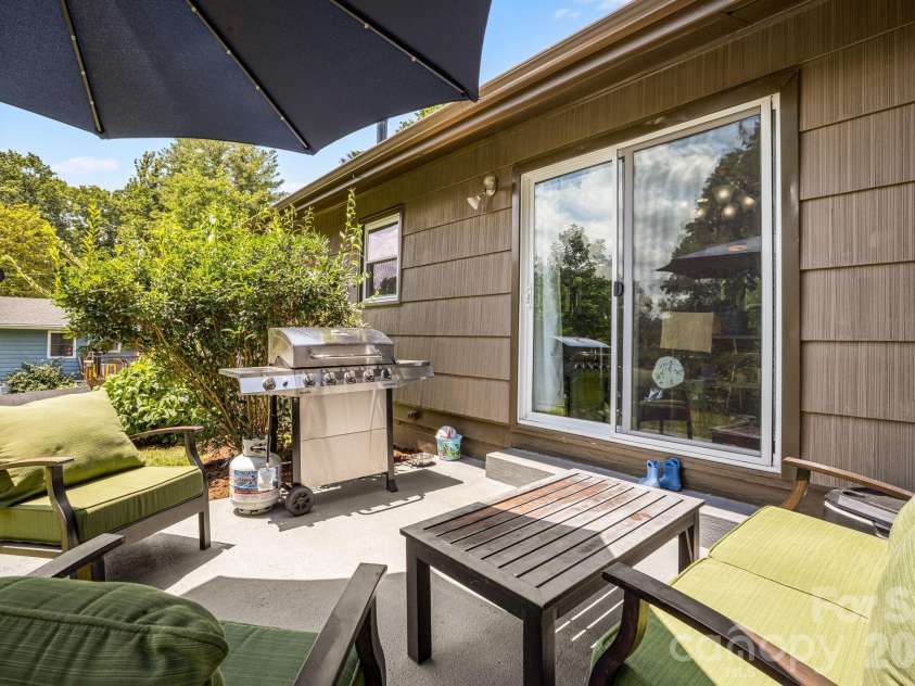 5 Hillview Road, Asheville, NC 28805.  MLS# CAR4397992, YatesRealty ID 34525. 