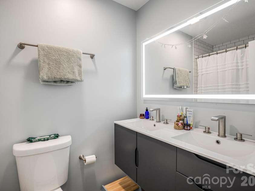 5 Hillview Road, Asheville, NC 28805.  MLS# CAR4397992, YatesRealty ID 34525. Bathroom