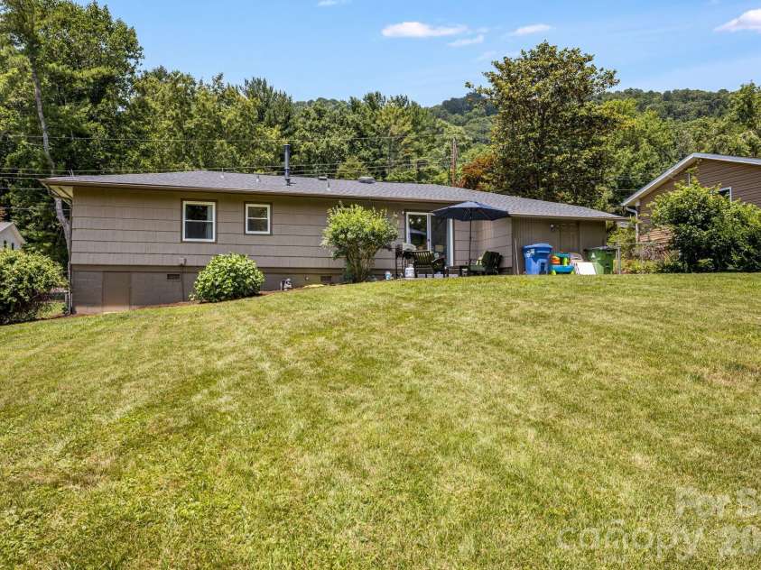 5 Hillview Road, Asheville, NC 28805.  MLS# CAR4397992, YatesRealty ID 34525. Fenced backyard