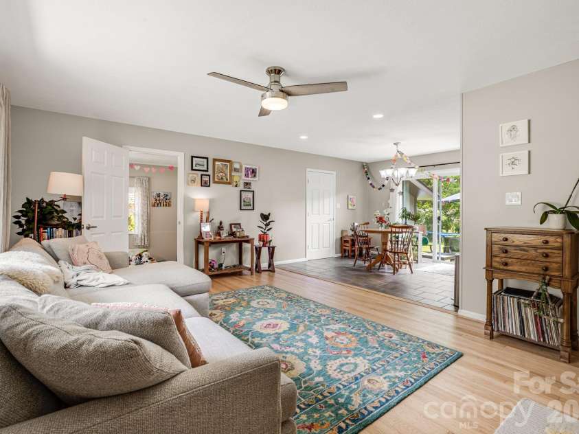 5 Hillview Road, Asheville, NC 28805.  MLS# CAR4397992, YatesRealty ID 34525. Open floorplan