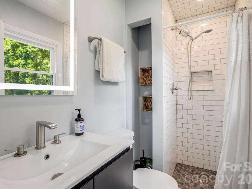 5 Hillview Road, Asheville, NC 28805.  MLS# CAR4397992, YatesRealty ID 34525. Primary bathroom