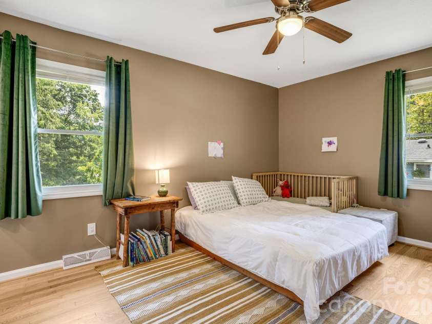 5 Hillview Road, Asheville, NC 28805.  MLS# CAR4397992, YatesRealty ID 34525. Primary bedroom