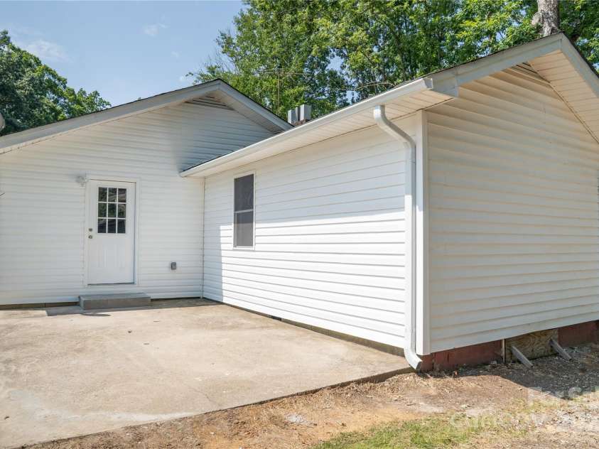 113 Oakleaf Drive, Landrum, SC 29356.  MLS# CAR4281500, YatesRealty ID 34526. 