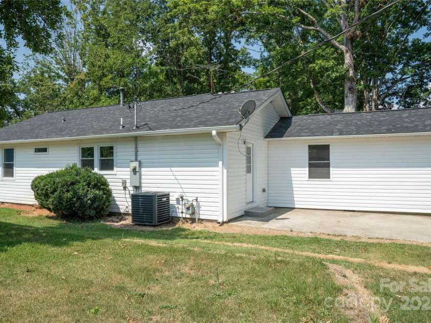 113 Oakleaf Drive, Landrum, SC 29356.  MLS# CAR4281500, YatesRealty ID 34526. 