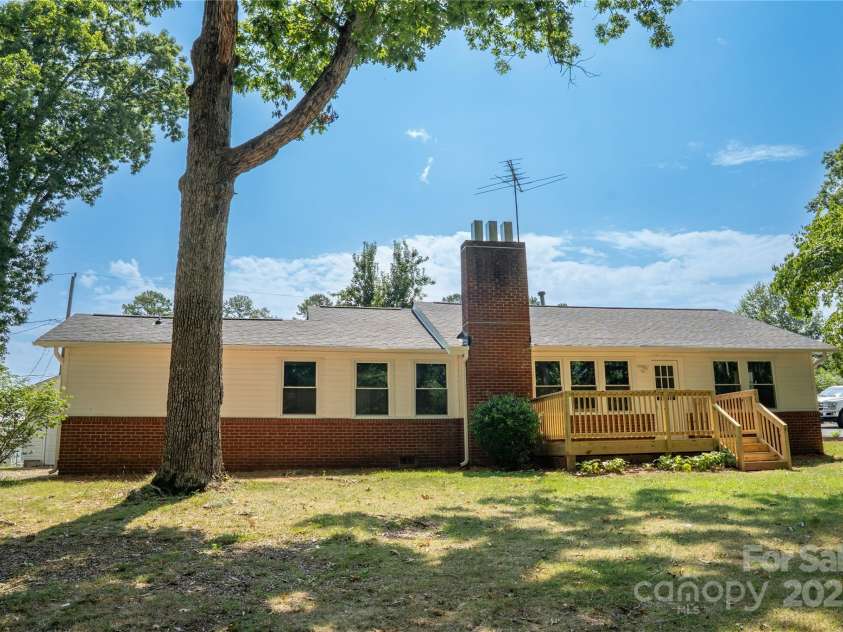 113 Oakleaf Drive, Landrum, SC 29356.  MLS# CAR4281500, YatesRealty ID 34526. 