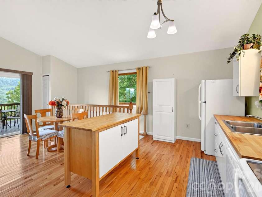 40 Valley View Drive, Marion, NC 28752.  MLS# CAR4398472, YatesRealty ID 34528. 
