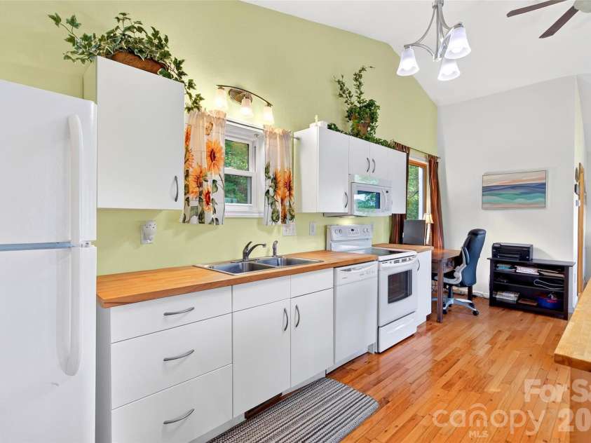 40 Valley View Drive, Marion, NC 28752.  MLS# CAR4398472, YatesRealty ID 34528. 
