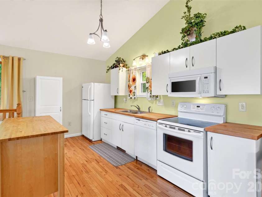 40 Valley View Drive, Marion, NC 28752.  MLS# CAR4398472, YatesRealty ID 34528. 