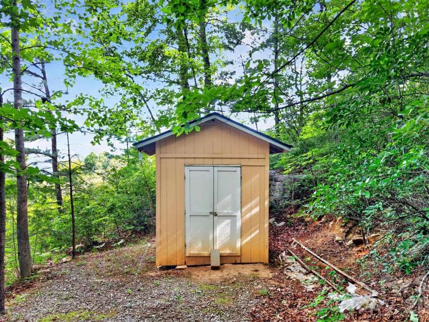 40 Valley View Drive, Marion, NC 28752.  MLS# CAR4398472, YatesRealty ID 34528. 