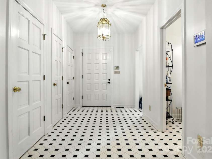 5042 Ridgeland Drive, Hickory, NC 28602.  MLS# CAR4290958, YatesRealty ID 34528. 