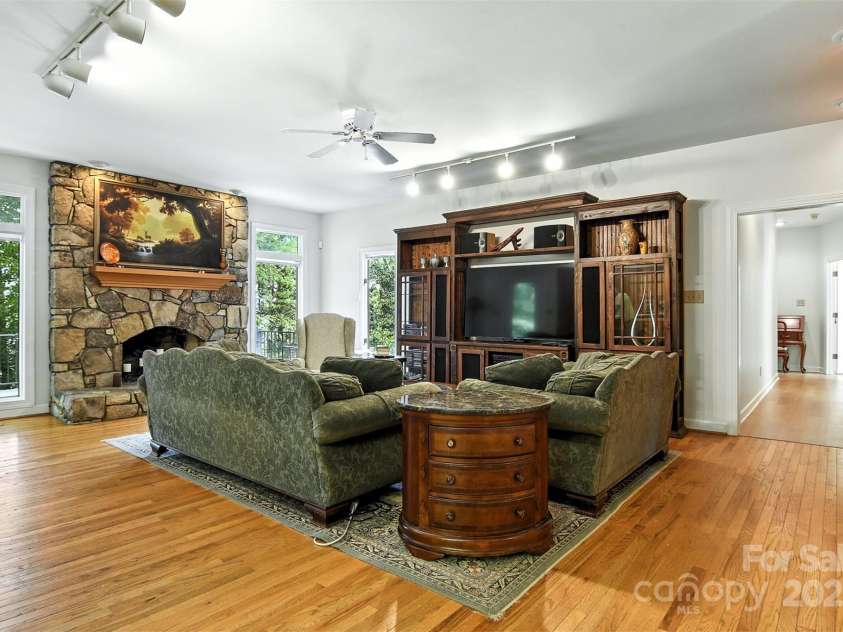 5042 Ridgeland Drive, Hickory, NC 28602.  MLS# CAR4290958, YatesRealty ID 34528. 