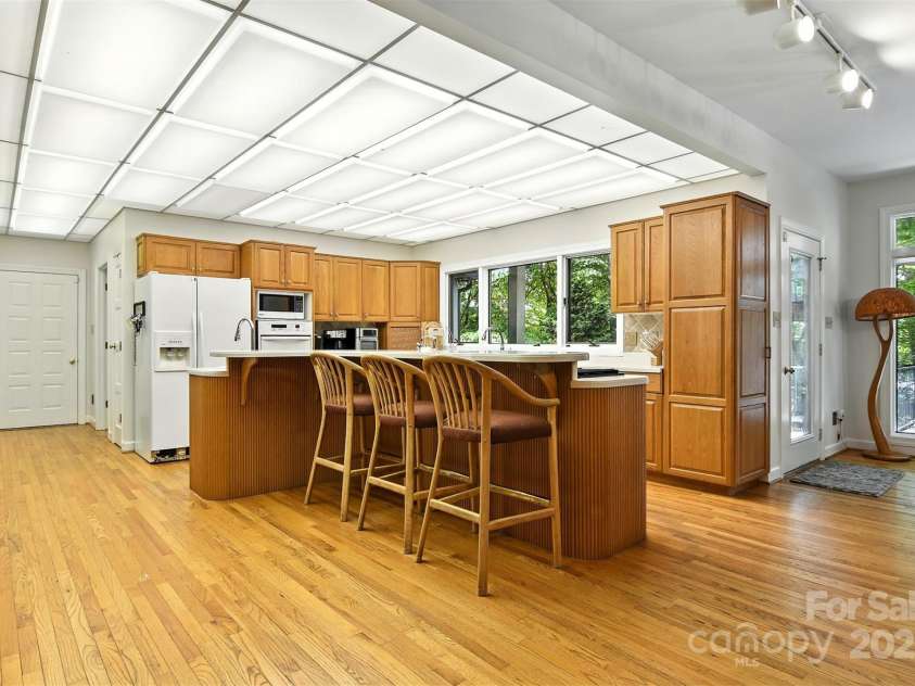 5042 Ridgeland Drive, Hickory, NC 28602.  MLS# CAR4290958, YatesRealty ID 34528. 